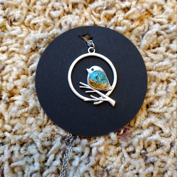 Jewelry - Adorable Bird necklace